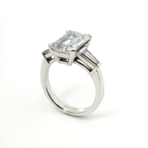 Solitario in oro bianco con diamanti lab-grown taglio Smeraldo e taper, 5,85 carati.