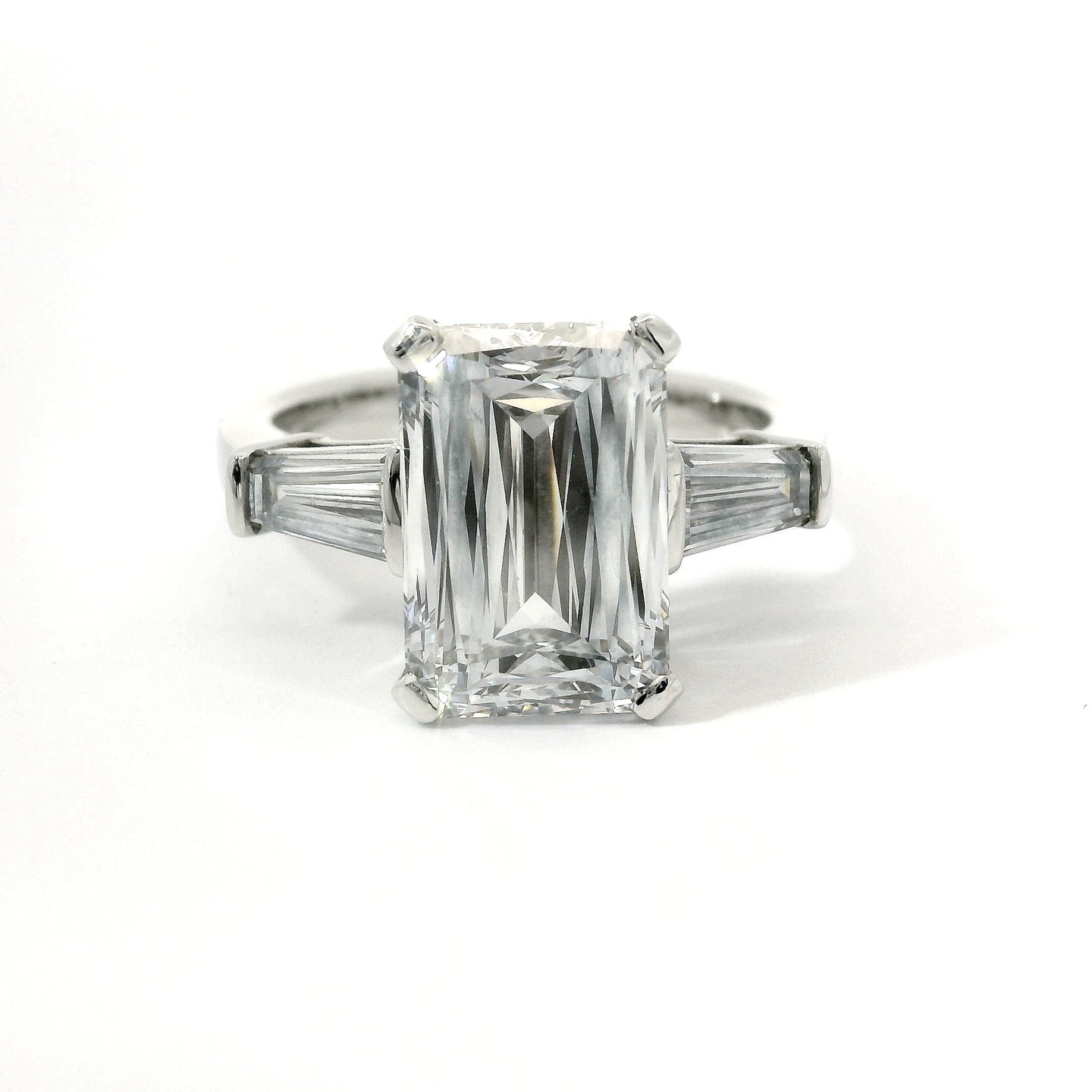 Solitario in oro bianco con diamanti lab-grown taglio Smeraldo e taper, 5,85 carati.