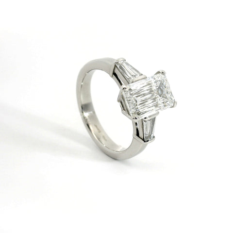 Solitario in oro bianco con diamanti lab-grown taglio smeraldo e taper, 3,62 carati.