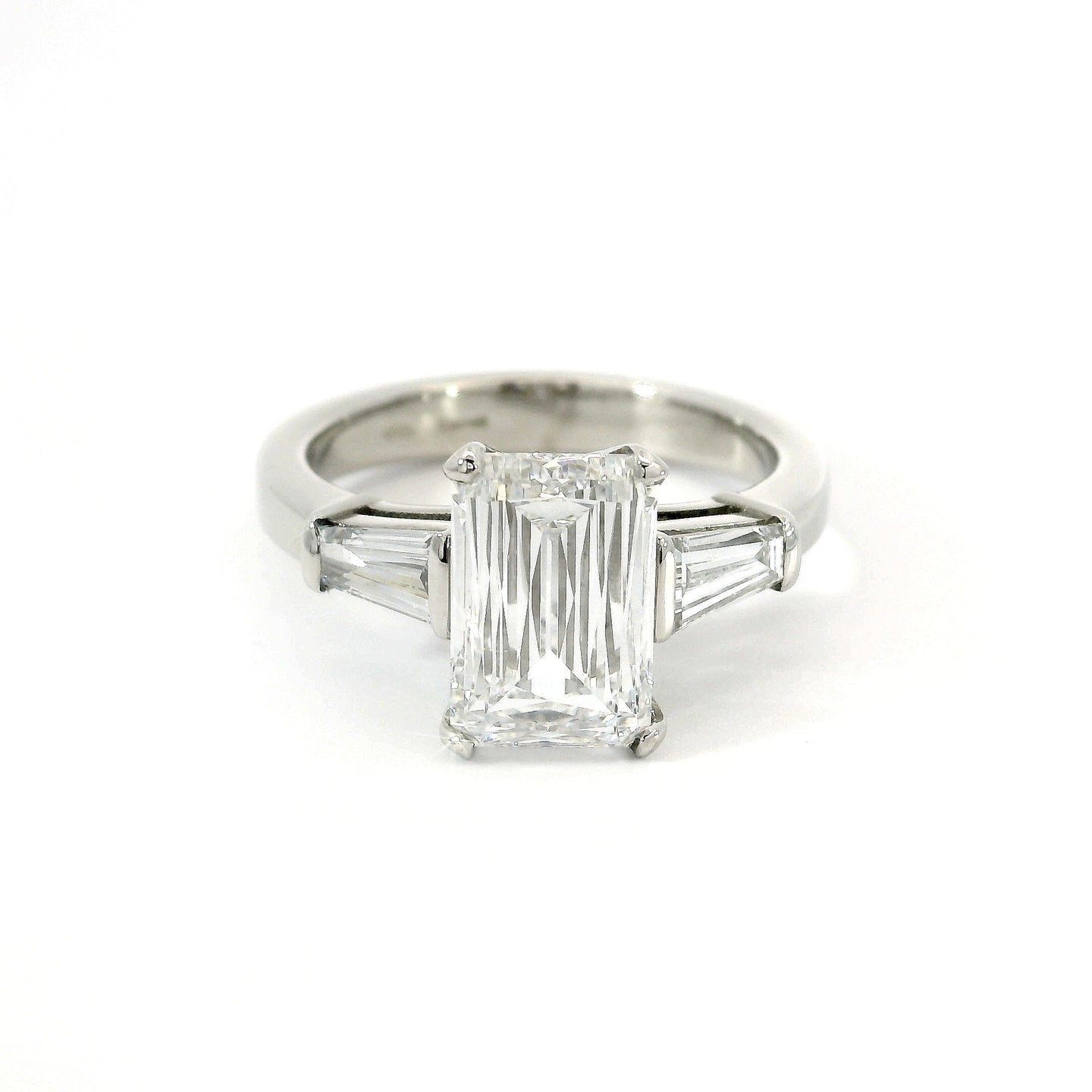 Solitario in oro bianco con diamanti lab-grown taglio smeraldo e taper, 3,62 carati.