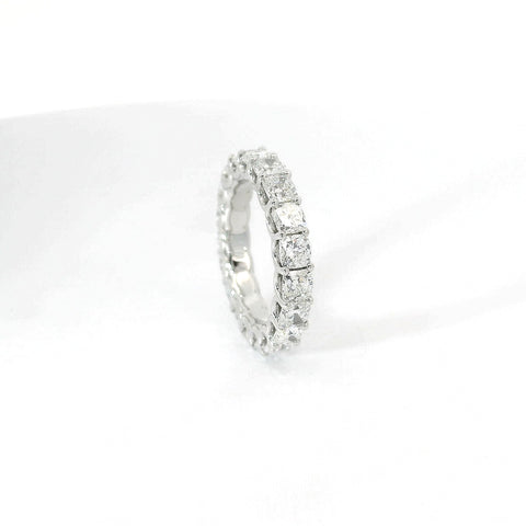 Eternity in oro bianco e diamanti lab-grown taglio cuscino, 4,53 carati.