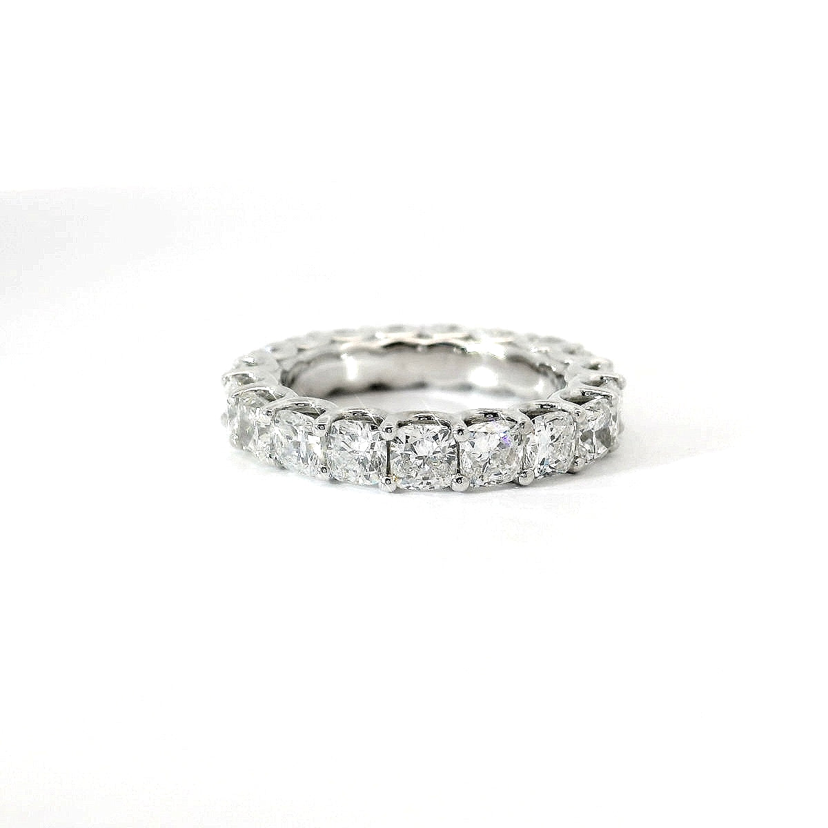 Eternity in oro bianco e diamanti lab-grown taglio cuscino, 4,53 carati.