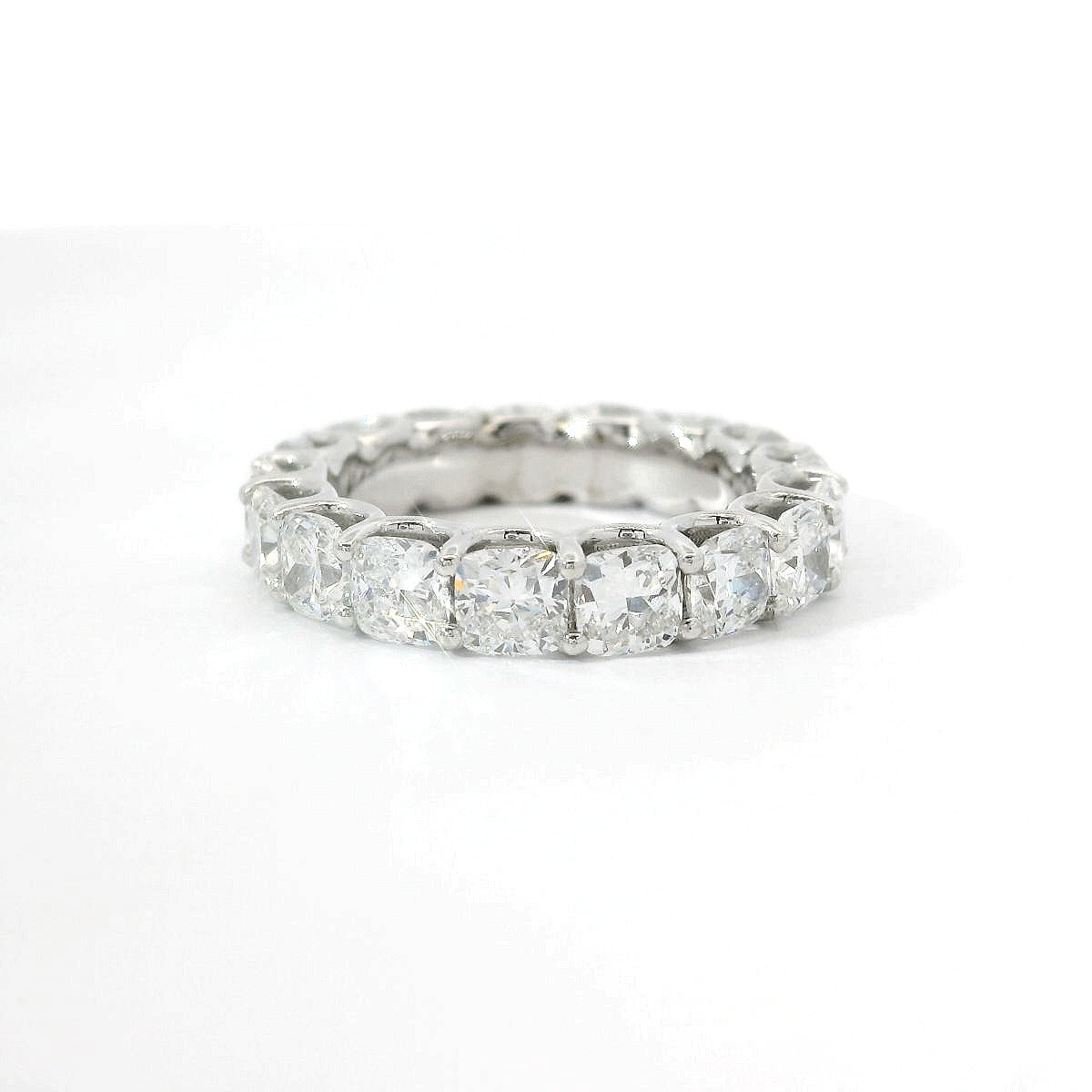 Eternity in oro bianco e diamanti lab-grown taglio cuscino, 5,85 carati.