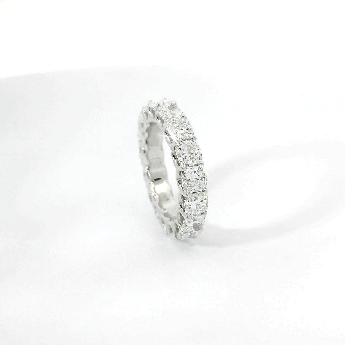 Eternity in oro bianco e diamanti lab-grown taglio cuscino, 5,85 carati.