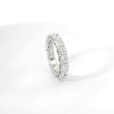 Eternity in oro bianco e diamanti lab-grown taglio cuscino, 5,85 carati.