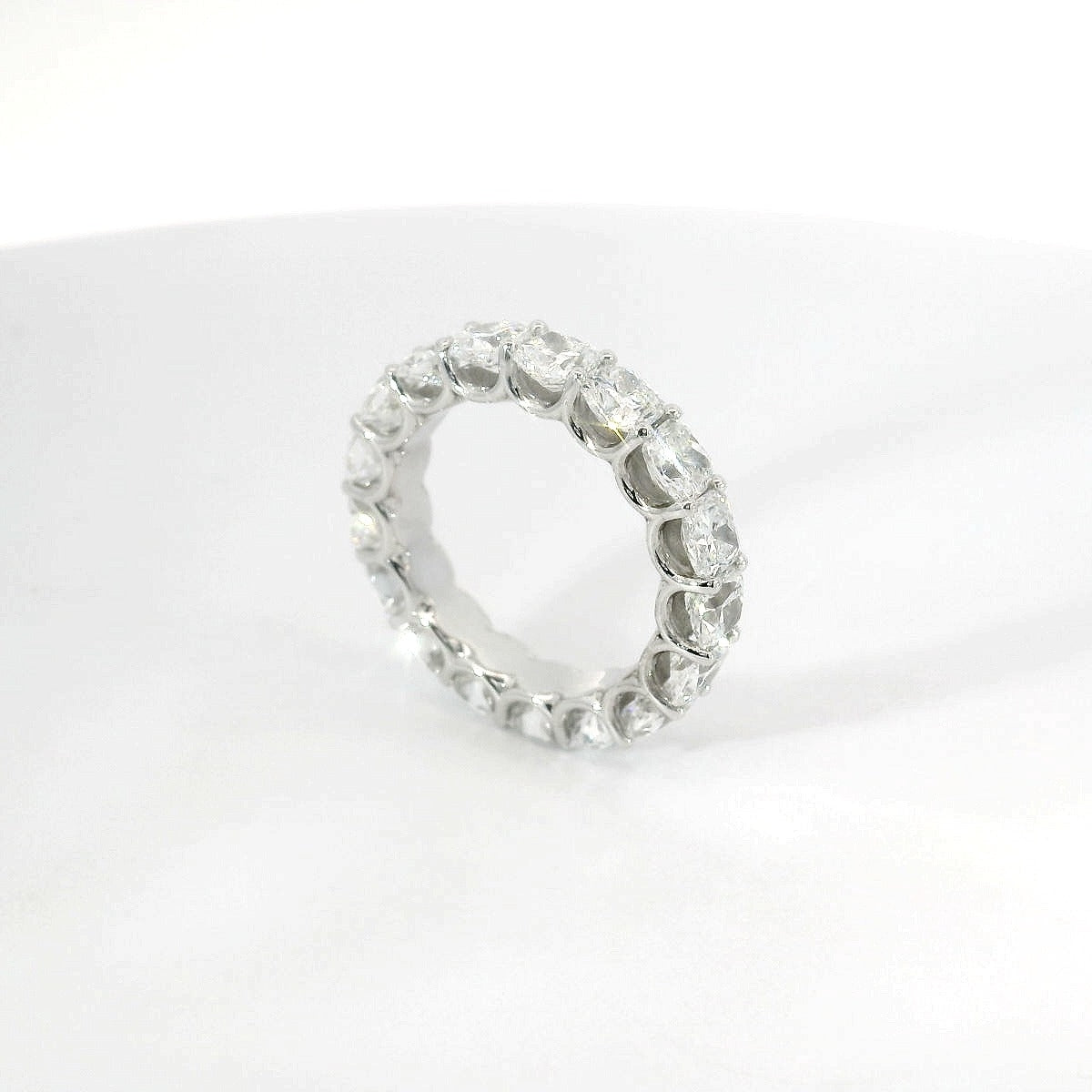 Eternity in oro bianco e diamanti lab-grown taglio cuscino, 5,85 carati.