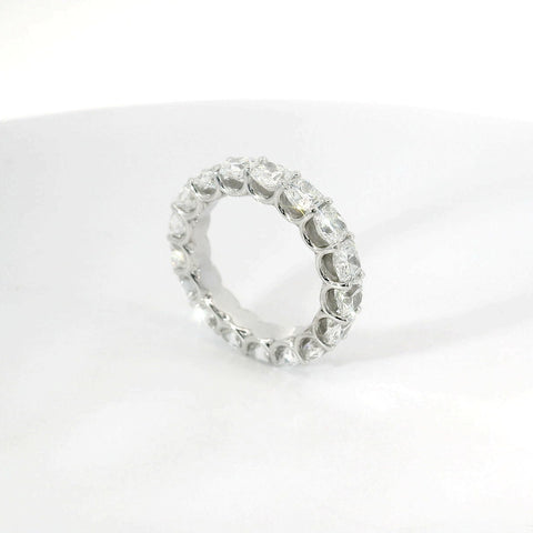 Eternity in oro bianco e diamanti lab-grown taglio cuscino, 5,85 carati.