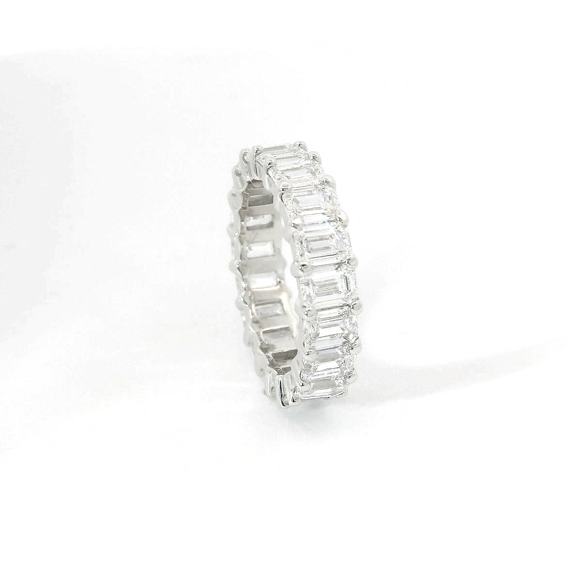 Fedina Eternity in oro bianco e diamanti lab-grown taglio smeraldo, 5,94 carati.