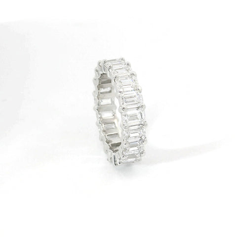 Fedina Eternity in oro bianco e diamanti lab-grown taglio smeraldo, 5,94 carati.