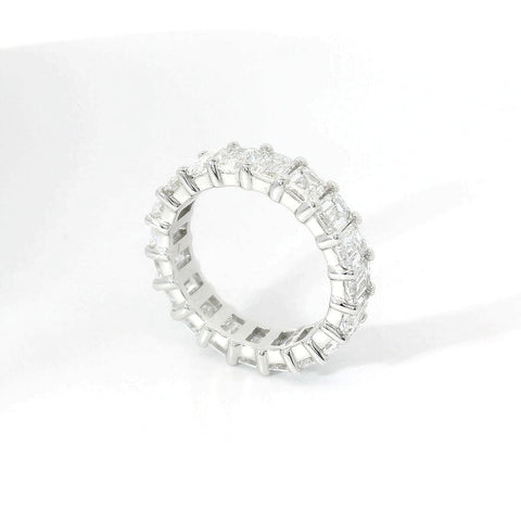 Fedina Eternity in oro bianco e diamanti lab-grown taglio smeraldo, 5,94 carati.