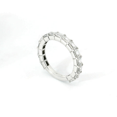 Fedina Eternity in oro bianco e diamanti lab-grown taglio smeraldo, 2,26 carati.