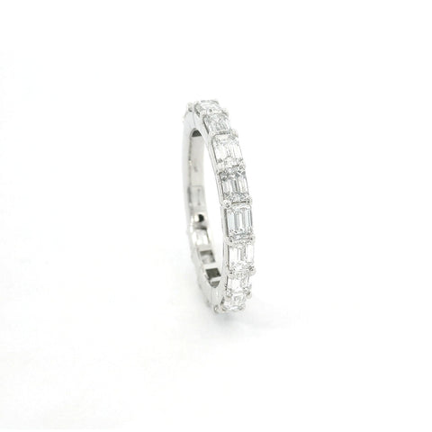 Fedina Eternity in oro bianco e diamanti lab-grown taglio smeraldo, 2,26 carati.