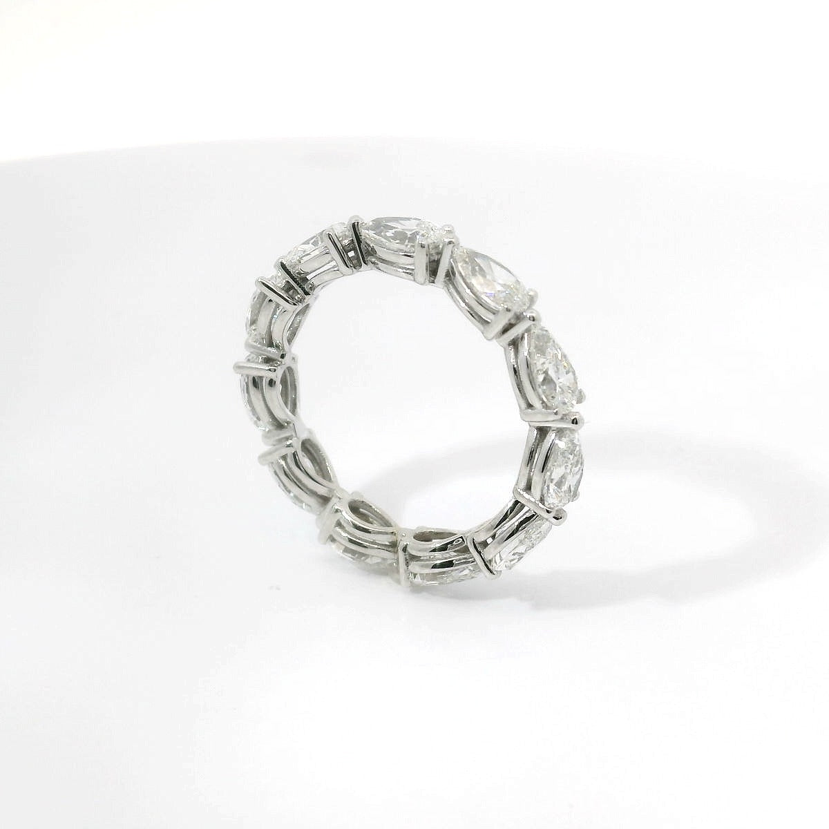 Anello in oro bianco e diamanti lab-grown, 0,66 carati.