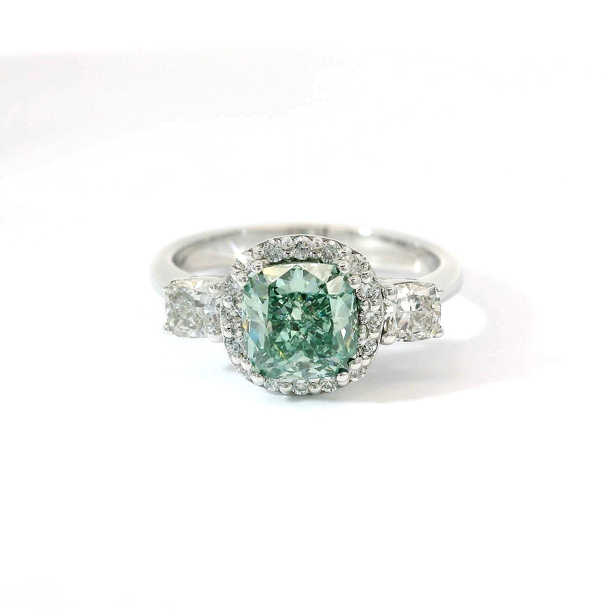 Trilogy in oro bianco con diamante lab-grown taglio cuscino fancy green e diamanti lab-grown taglio cuscino e brillante, 1,80 carati.