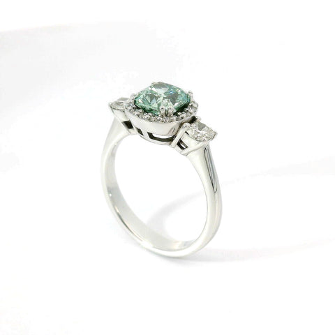 Trilogy in oro bianco con diamante lab-grown taglio cuscino fancy green e diamanti lab-grown taglio cuscino e brillante, 1,80 carati.