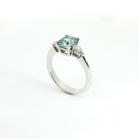 Anello Trilogy in oro bianco con diamante Lab-Grown fancy green e Diamanti Lab-Grown.