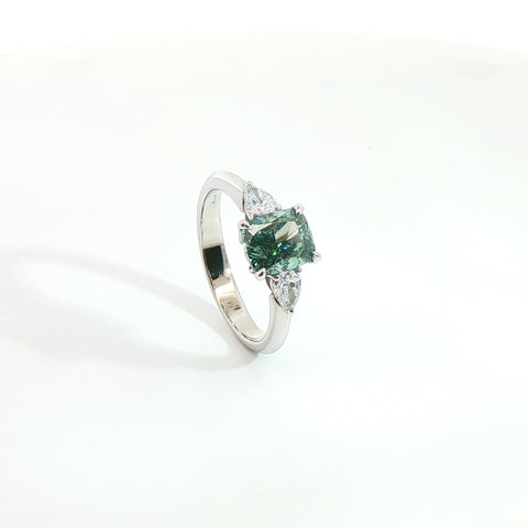 Anello Trilogy in oro bianco con diamante Lab-Grown fancy green e Diamanti Lab-Grown.