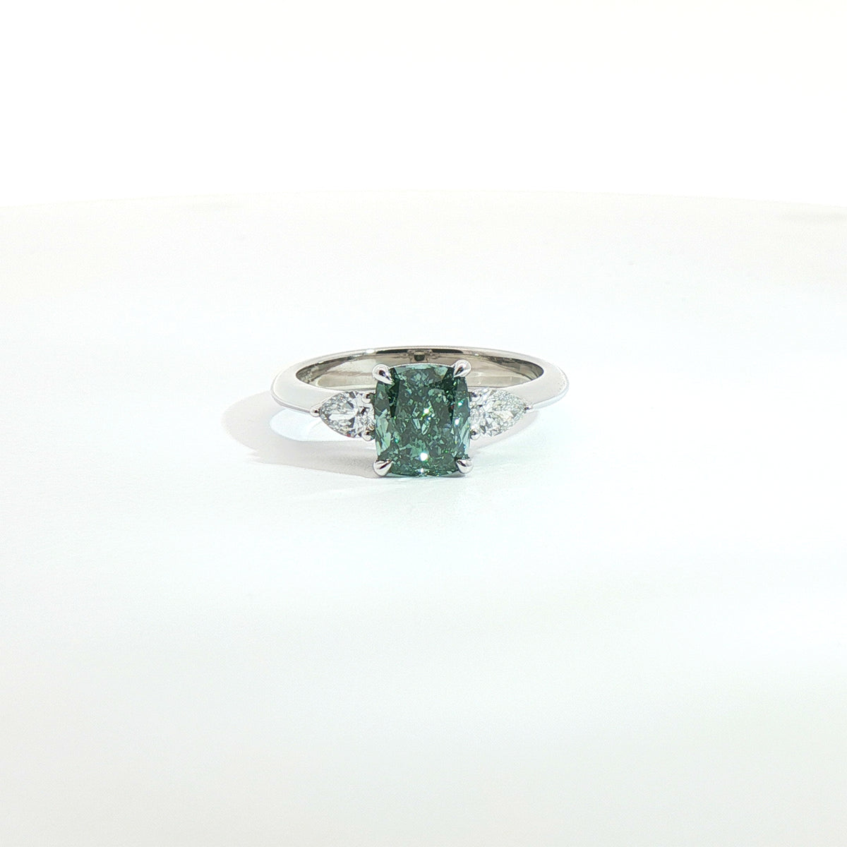 Anello Trilogy in oro bianco con diamante Lab-Grown fancy green e Diamanti Lab-Grown.