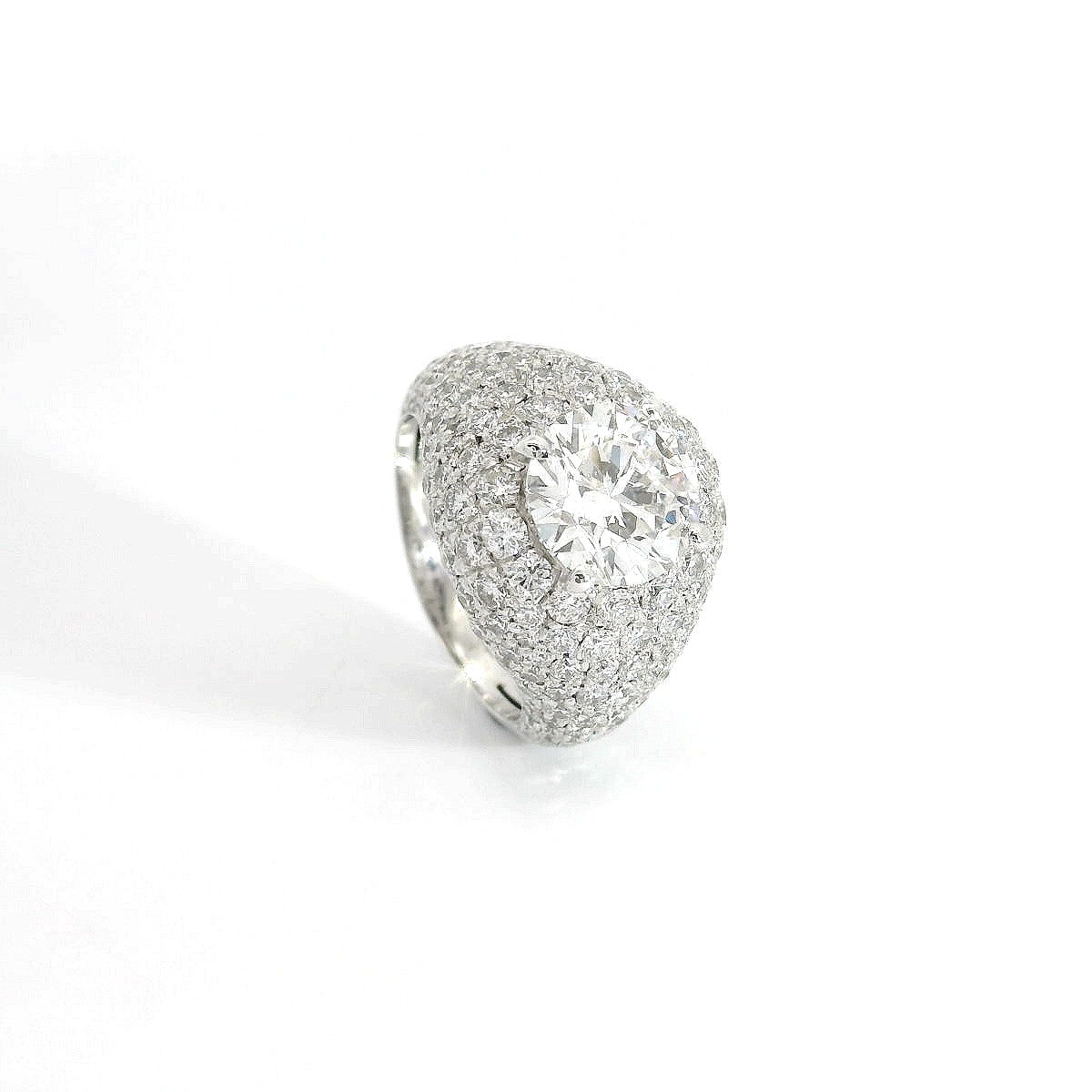 Fascia per mignolo con centrale e pavè di diamanti lab-grown taglio brillante, 4,27 carati.