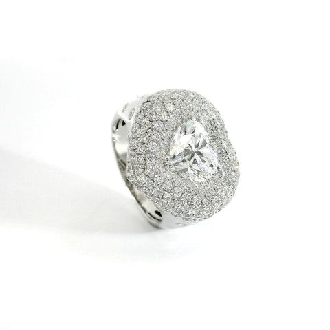 Fascia a cuore in oro bianco con diamanti lab-grown taglio cuore e brillante, 4,45 carati.