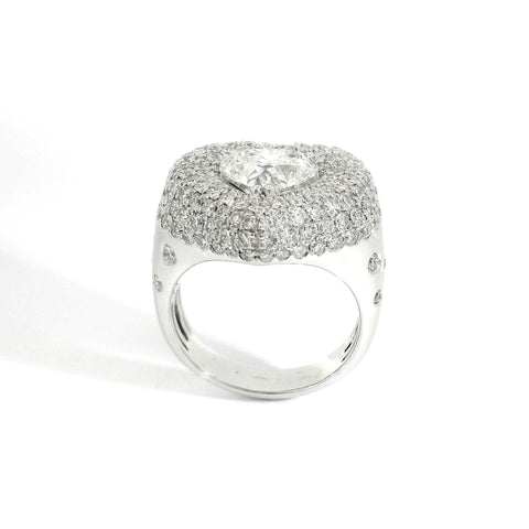 Fascia a cuore in oro bianco con diamanti lab-grown taglio cuore e brillante, 4,45 carati.