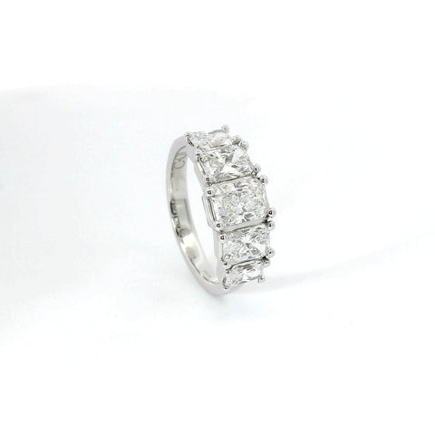 Fedina in oro bianco con diamanti Lab-Grown taglio radiant, 2,39 carati.