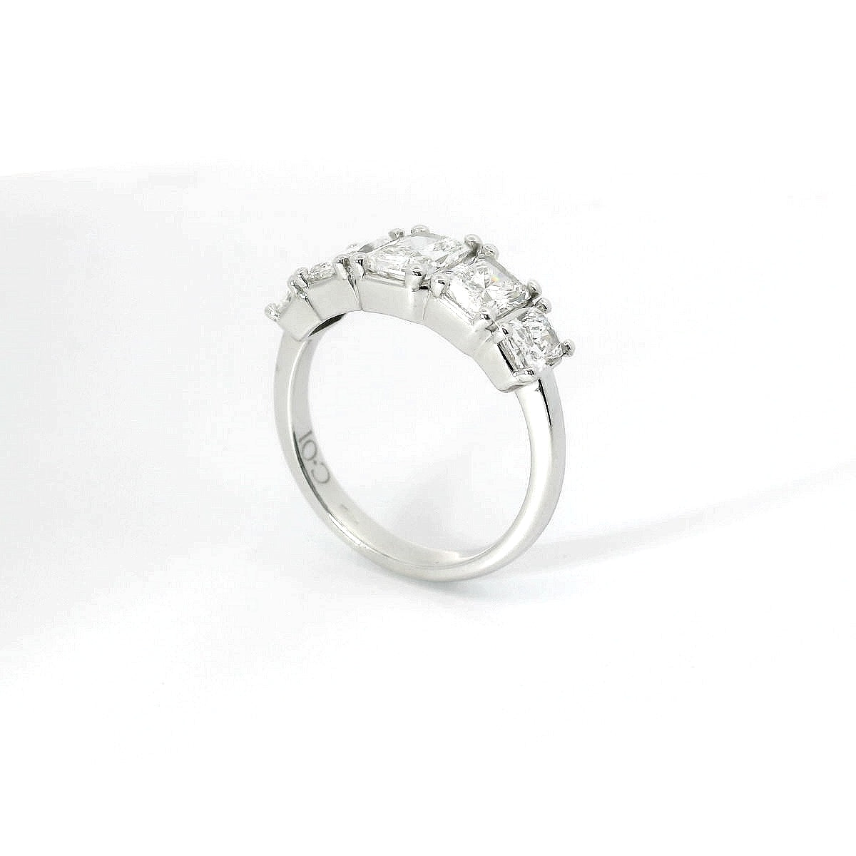 Fedina in oro bianco con diamanti Lab-Grown taglio radiant, 2,39 carati.