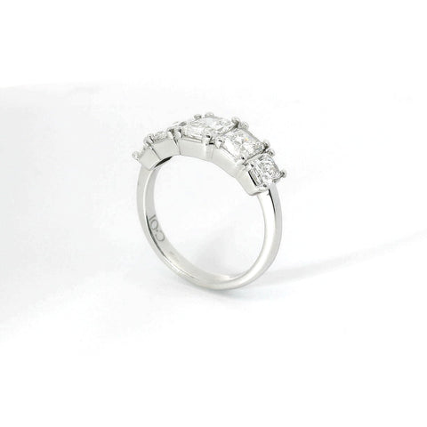 Fedina in oro bianco con diamanti Lab-Grown taglio radiant, 2,39 carati.