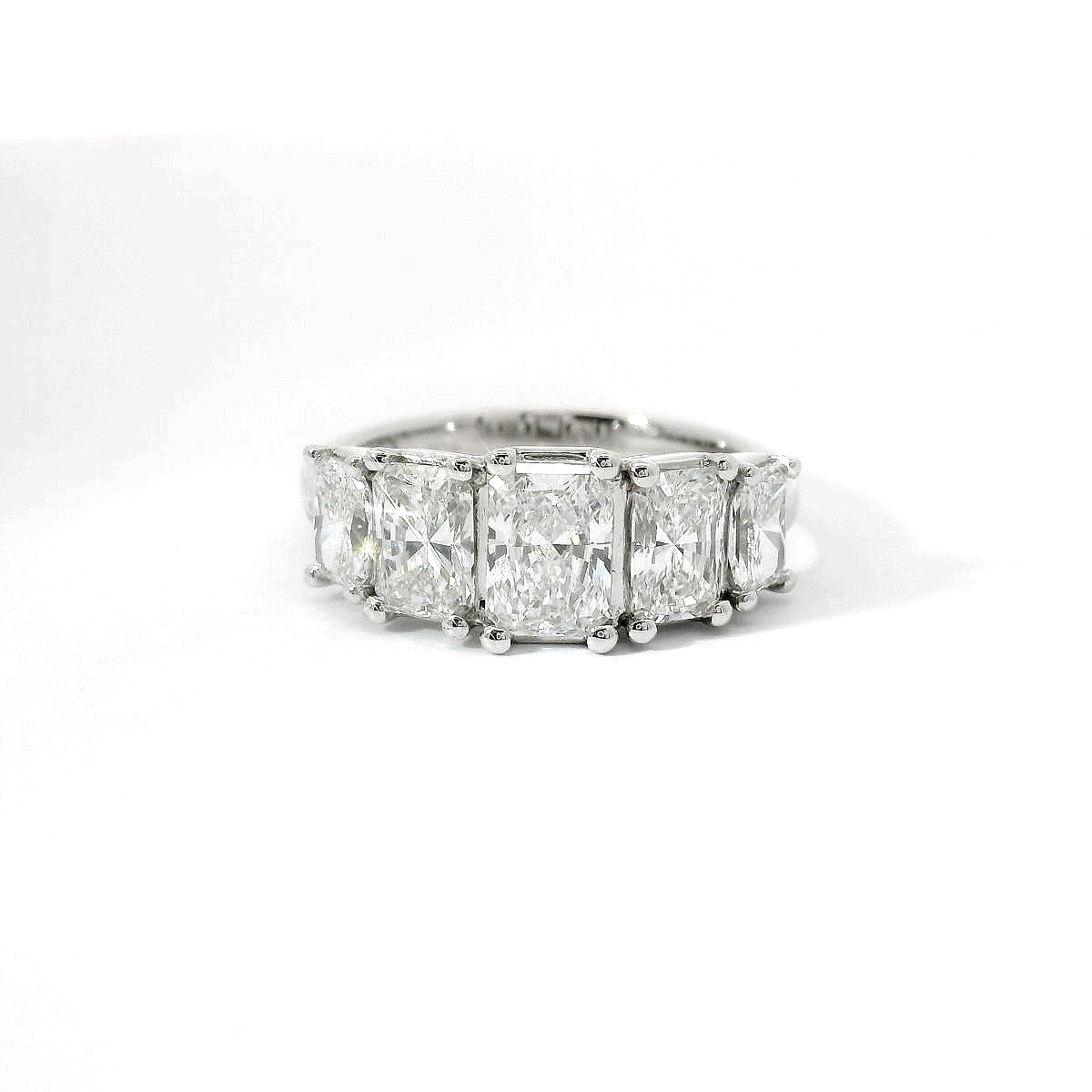 Fedina in oro bianco con diamanti Lab-Grown taglio radiant, 2,39 carati.