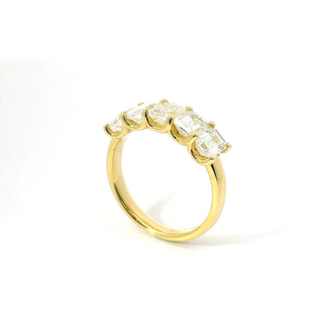 Fedina 5 pietre in oro giallo e Diamanti Lab-grown taglio smeraldo, 2,65 carati.