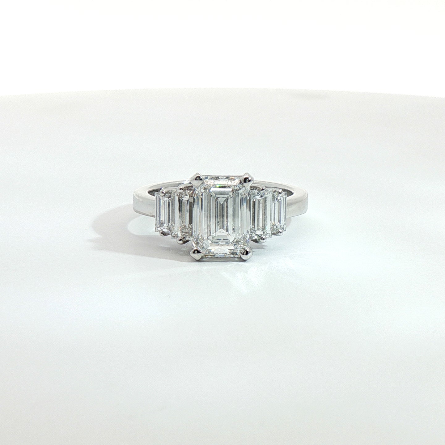 Fedina in oro bianco con Diamanti Lab-Grown taglio smeraldo, 3,38 carati.