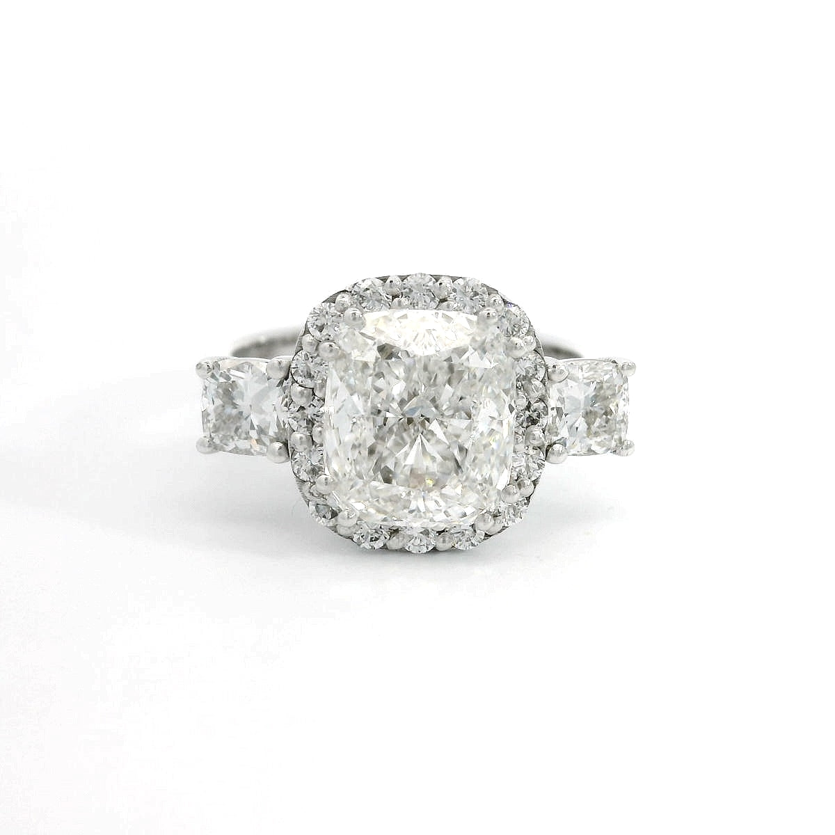 Trilogy in oro bianco con diamanti lab-grown taglio cuscino e brillante, 4,10 carati.