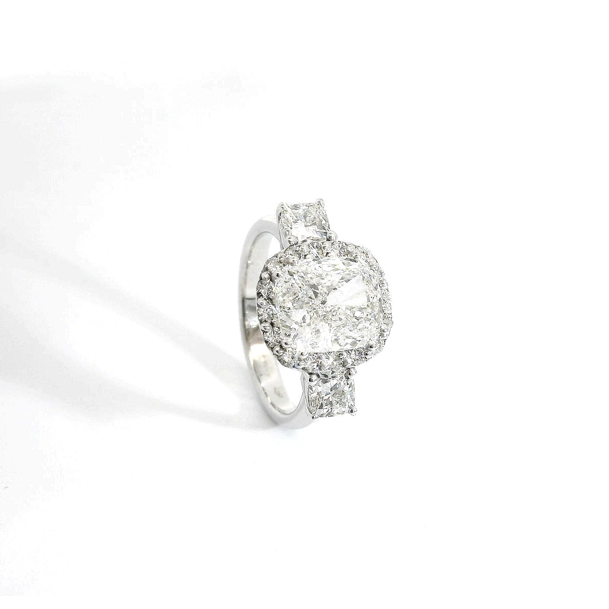 Trilogy in oro bianco con diamanti lab-grown taglio cuscino e brillante, 4,10 carati.
