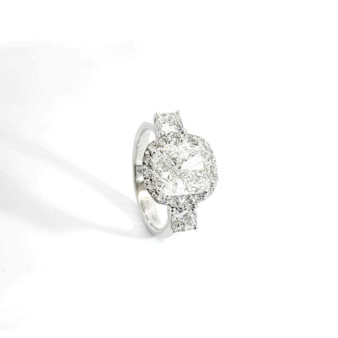 Trilogy in oro bianco con diamanti lab-grown taglio cuscino e brillante, 4,10 carati.