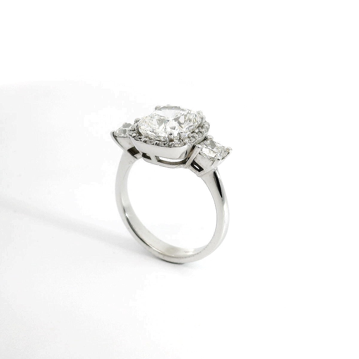 Trilogy in oro bianco con diamanti lab-grown taglio cuscino e brillante, 4,10 carati.