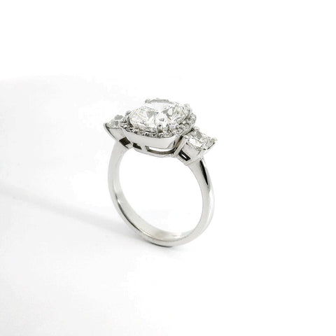 Trilogy in oro bianco con diamanti lab-grown taglio cuscino e brillante, 4,10 carati.