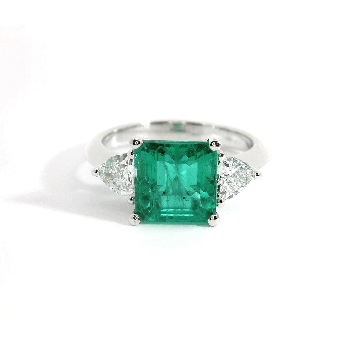 Anello in Oro Bianco con Smeraldo Lab Grown taglio asscher e Diamanti Lab-Grown taglio trillion.