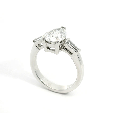 Solitario in oro bianco con diamanti lab-grown taglio Goccia e Taper, 2,59 carati.