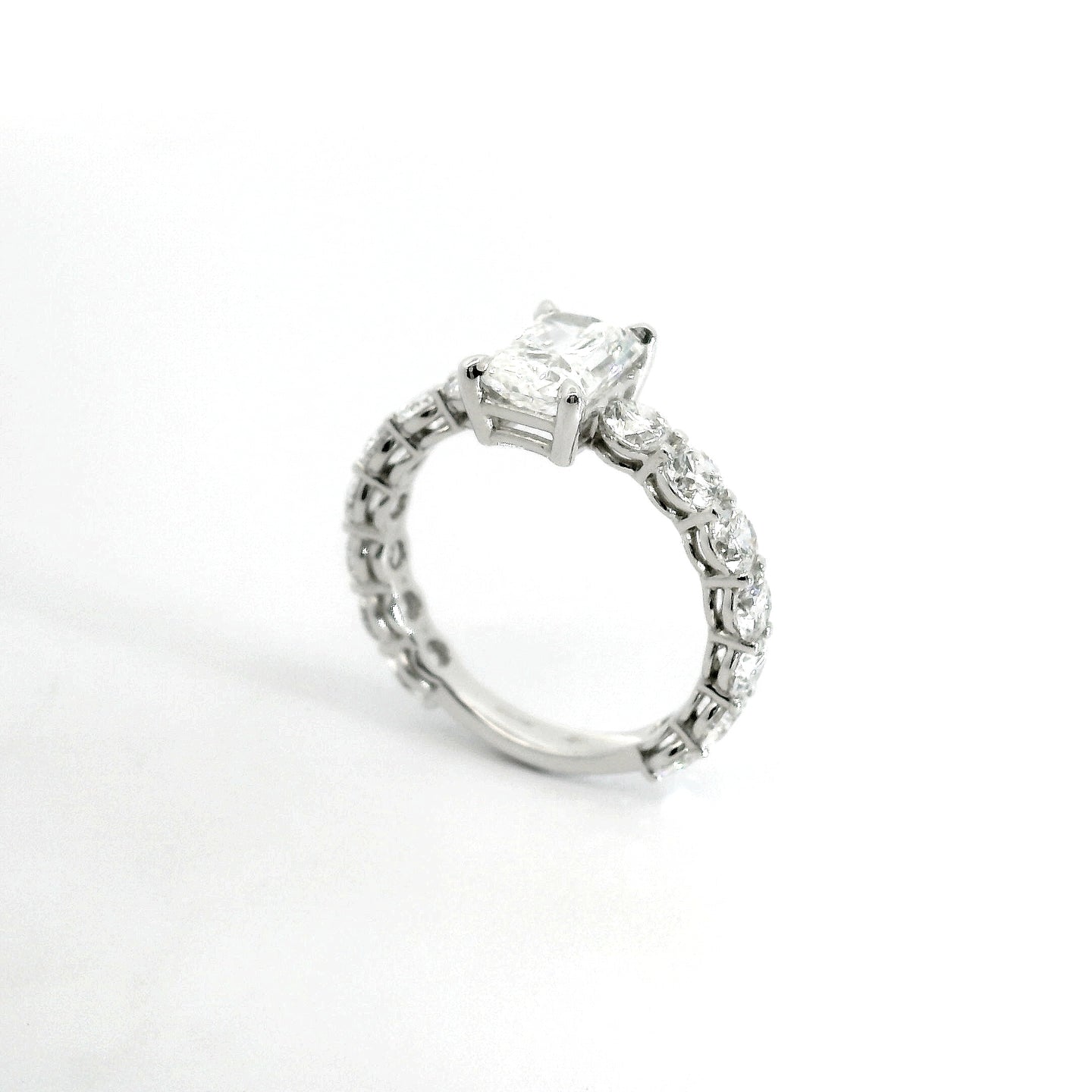 Solitario con diamante lab-grown taglio radiant e diamanti lab-grown taglio brillante sul gambo, 3,81 carati.