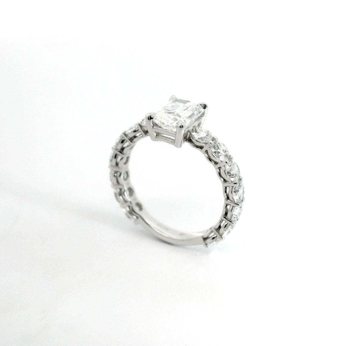 Solitario con diamante lab-grown taglio radiant e diamanti lab-grown taglio brillante sul gambo, 3,81 carati.
