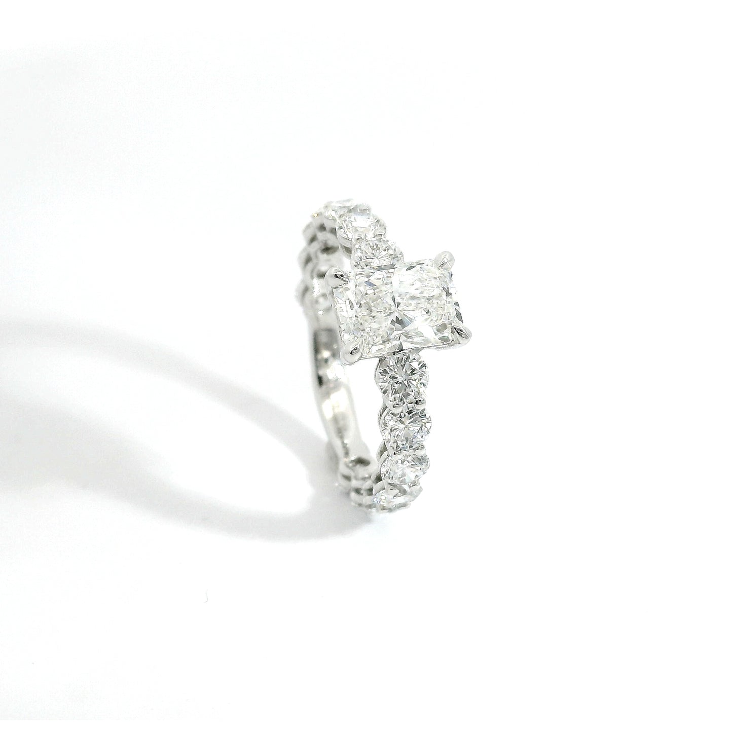 Solitario con diamante lab-grown taglio radiant e diamanti lab-grown taglio brillante sul gambo, 3,81 carati.