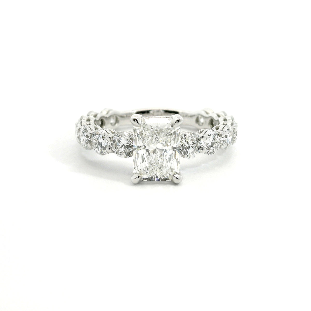 Solitario con diamante lab-grown taglio radiant e diamanti lab-grown taglio brillante sul gambo, 3,81 carati.