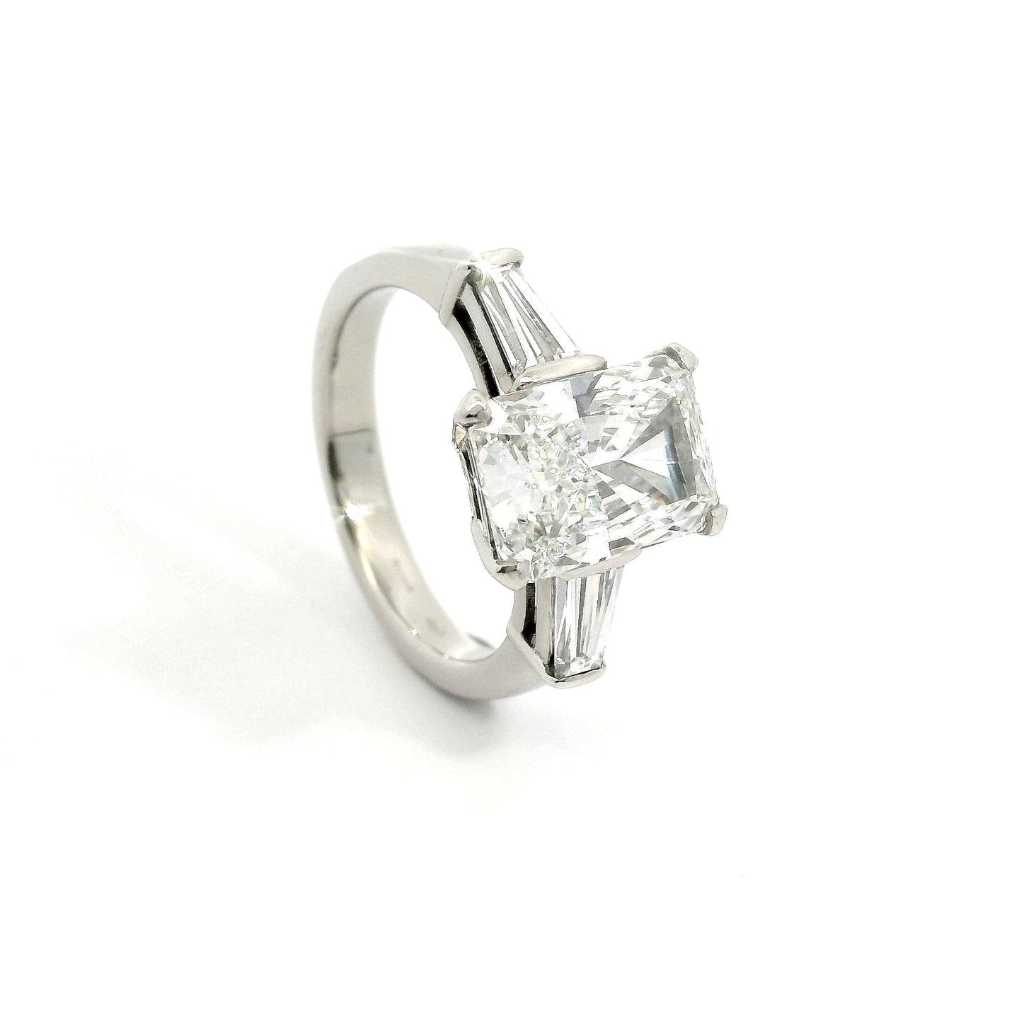 Solitario in oro bianco con diamanti lab-grown taglio radiant e taper, 4,32 carati.