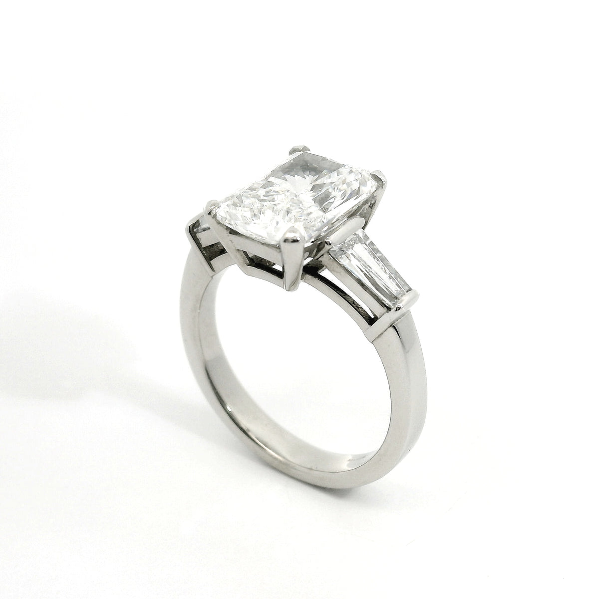 Solitario in oro bianco con diamanti lab-grown taglio radiant e taper, 4,32 carati.