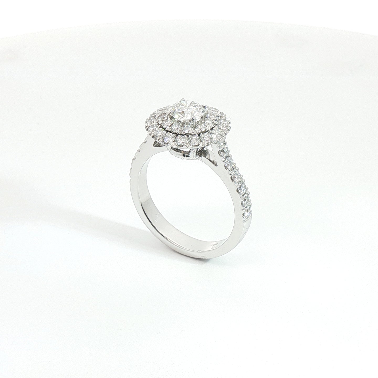 Anello in oro bianco con diamanti Lab-Grown taglio brillante,1,41 carati.