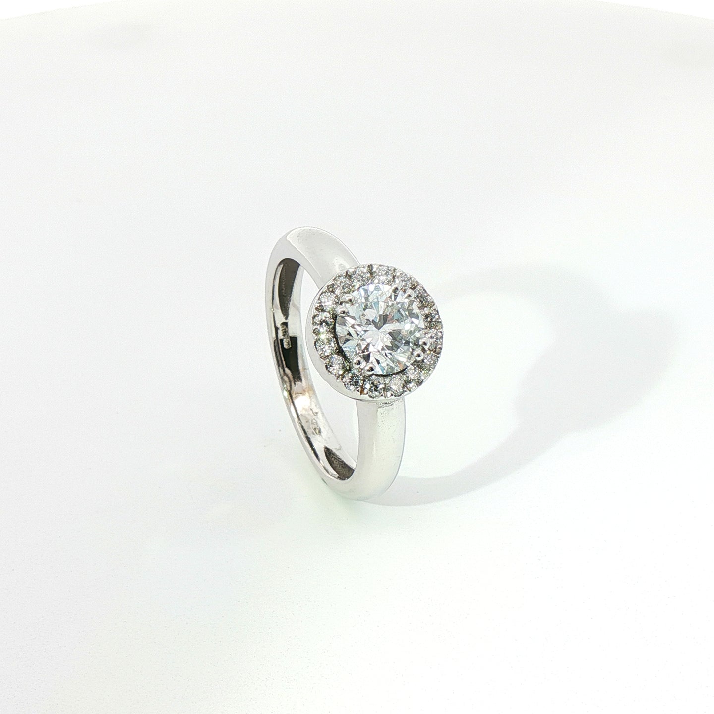 Anello in oro bianco con diamanti Lab-Grown taglio brillante, 1,20 carati.