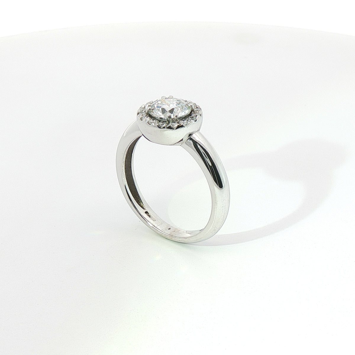 Anello in oro bianco con diamanti Lab-Grown taglio brillante, 1,20 carati.