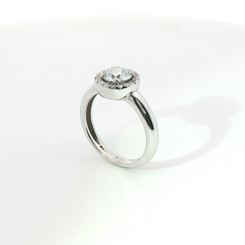 Anello in oro bianco con diamanti Lab-Grown taglio brillante, 1,20 carati.