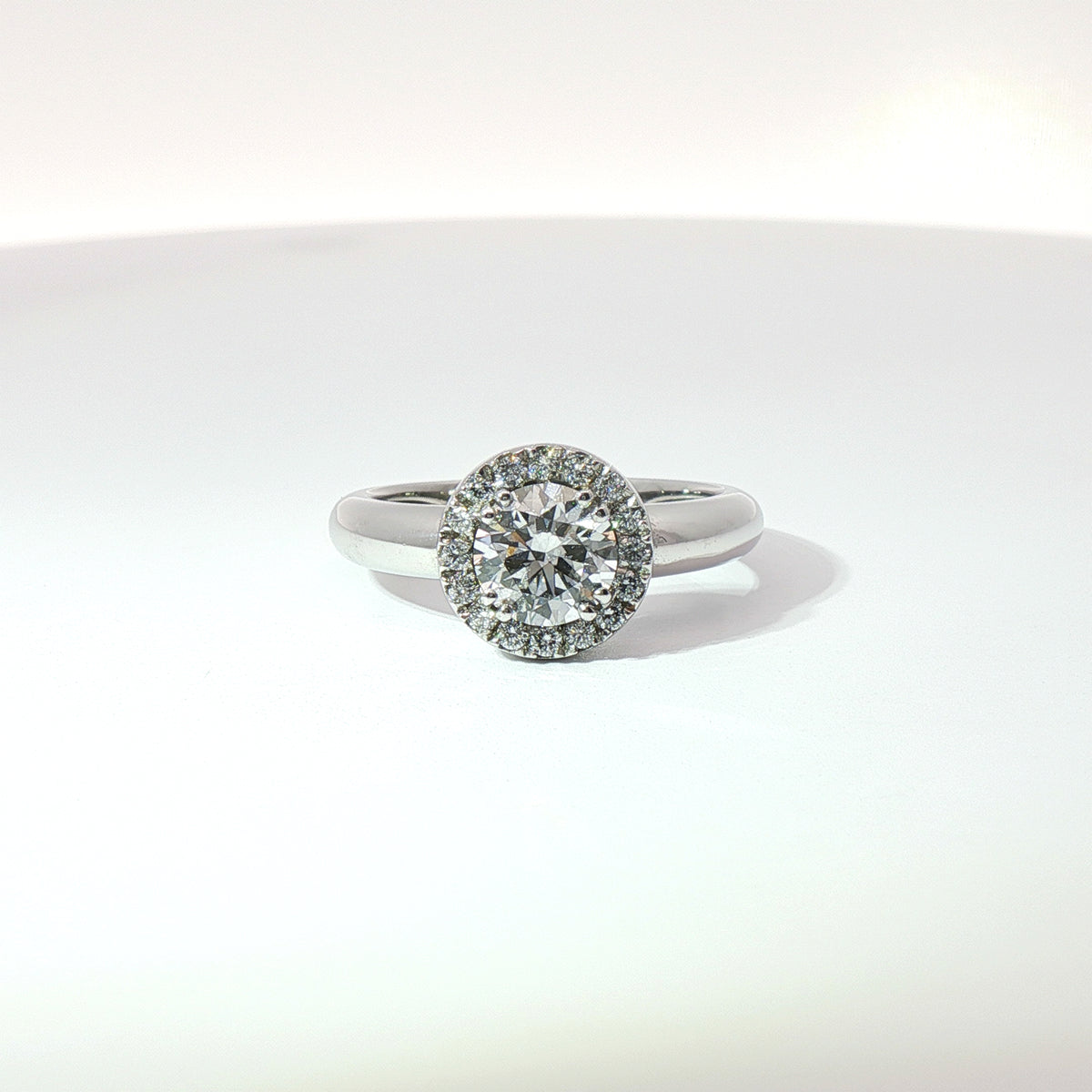 Anello in oro bianco con diamanti Lab-Grown taglio brillante, 1,20 carati.