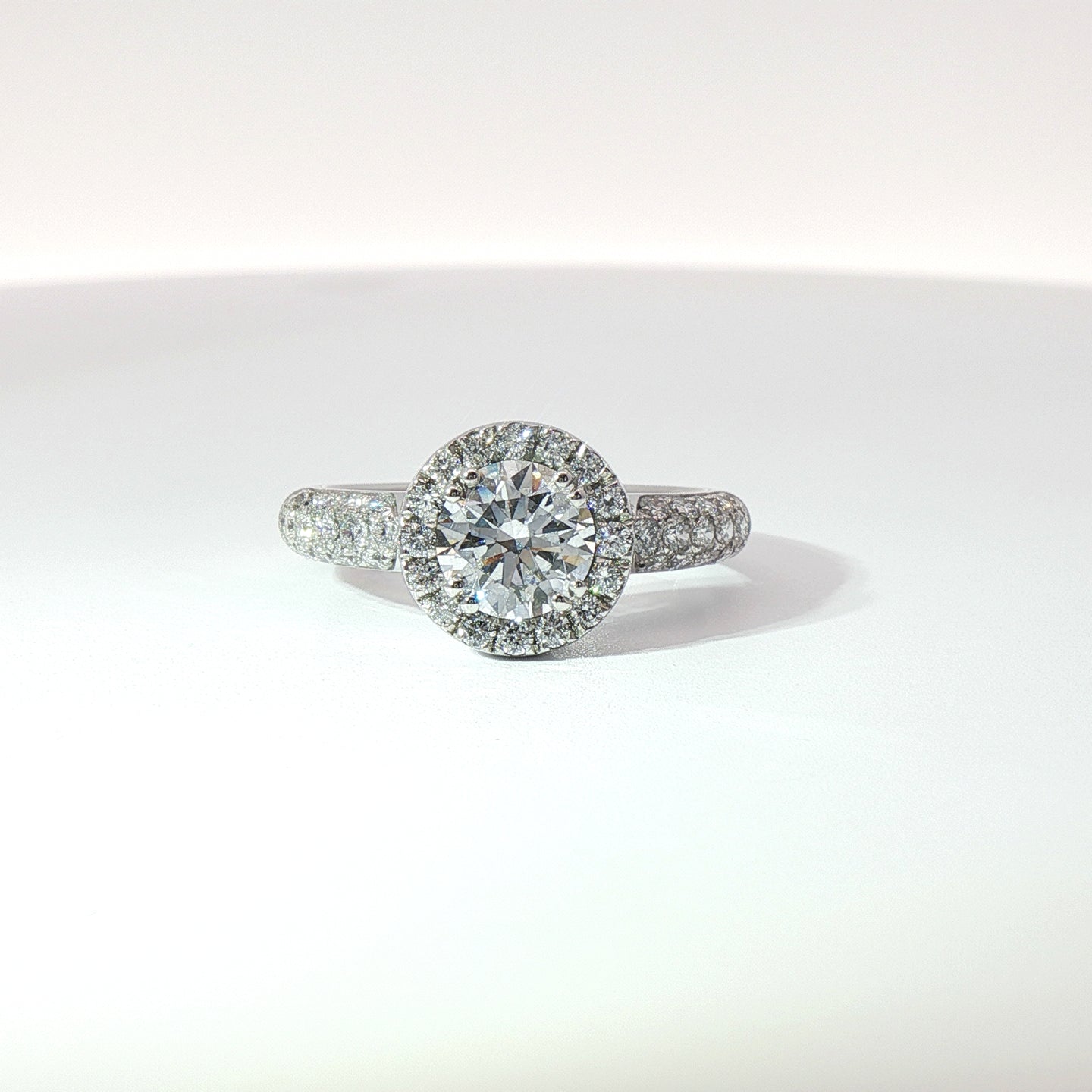 Solitario in oro bianco con diamanti Lab-Grown taglio brillante, 1,69 carati.